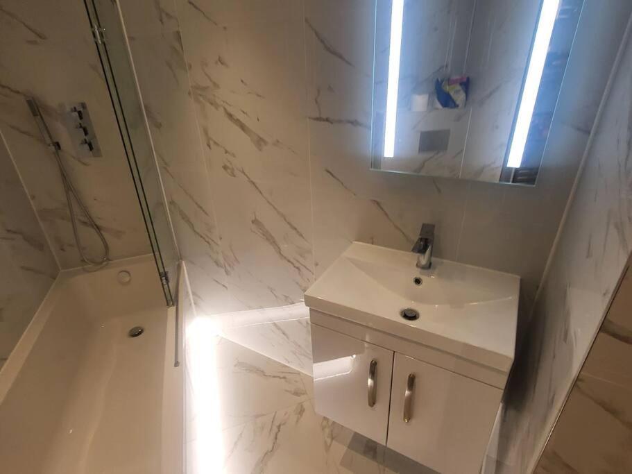 Entire Reigate Apartment Hosted By Pius Exterior photo