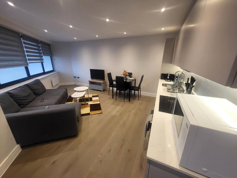 Entire Reigate Apartment Hosted By Pius Exterior photo