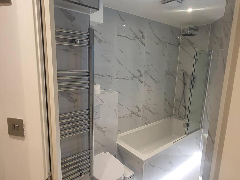 Entire Reigate Apartment Hosted By Pius Exterior photo