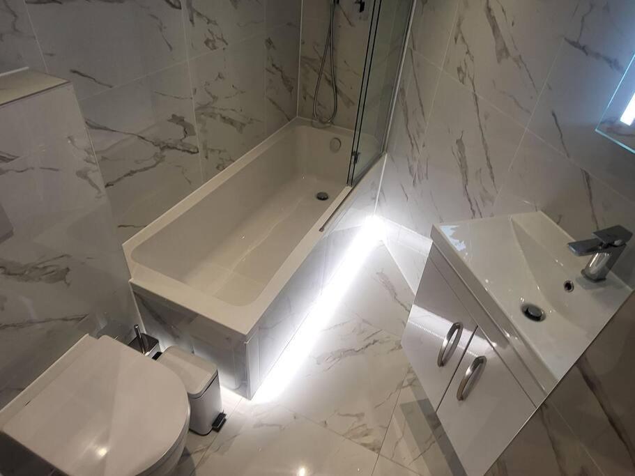 Entire Reigate Apartment Hosted By Pius Exterior photo
