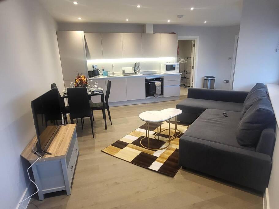 Entire Reigate Apartment Hosted By Pius Exterior photo