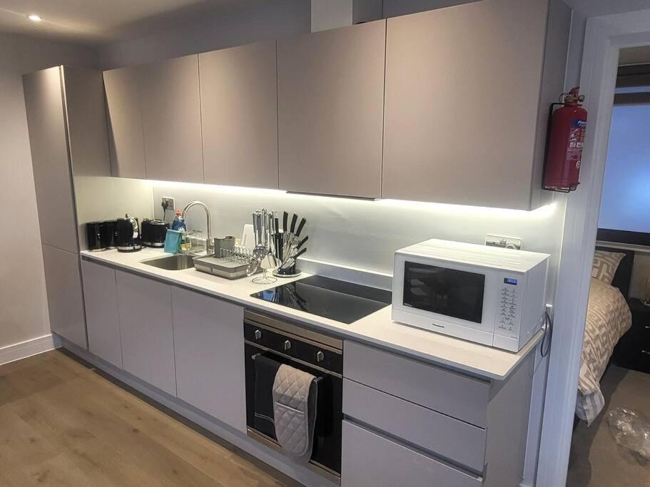 Entire Reigate Apartment Hosted By Pius Exterior photo