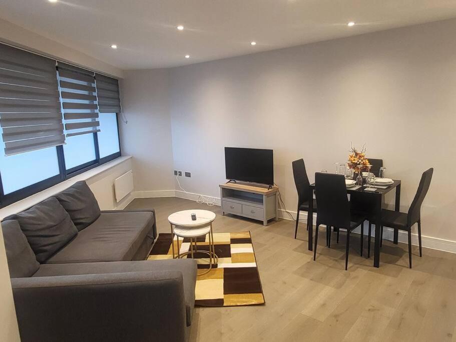 Entire Reigate Apartment Hosted By Pius Exterior photo